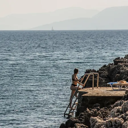 Seafront Karavi With Private Sea Access - Iris Lefkada 别墅