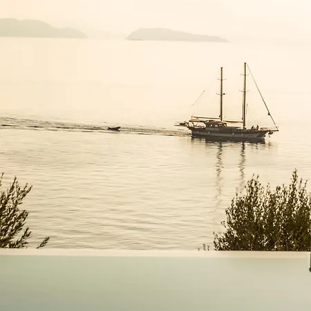 Seafront Karavi With Private Sea Access - Iris Lefkada 别墅