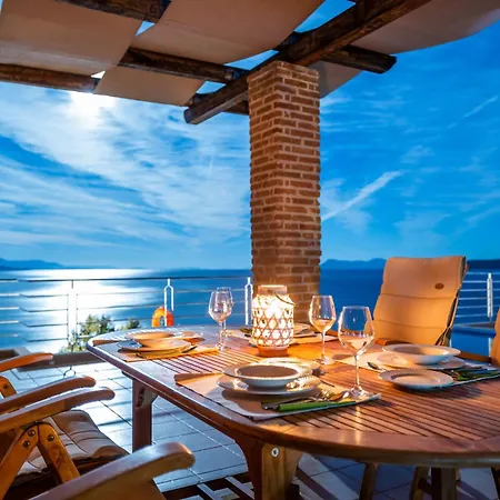 Seafront Karavi With Private Sea Access - Iris Lefkada * 塞沃塔