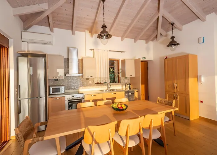 Seafront Karavi With Private Sea Access - Iris Lefkada * シヴォタ