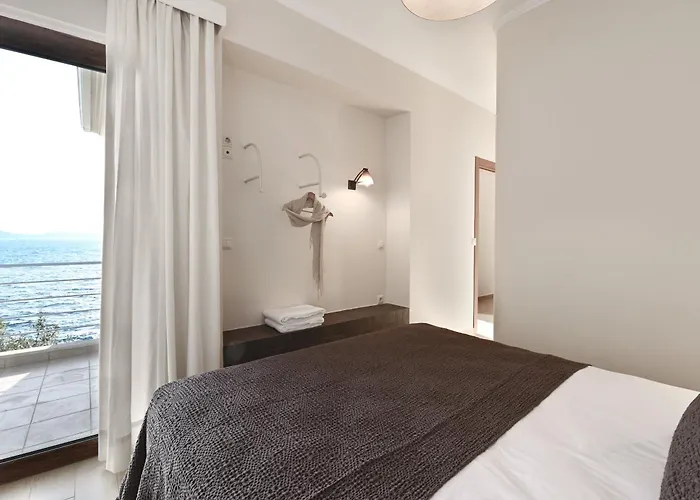 Seafront Karavi With Private Sea Access - Iris Lefkada ヴィラ *